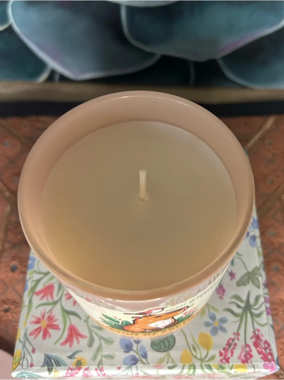 Leoben Company Pursuit of Capyness Jasmine Saffron Cedarwood Scented Candle - Picture 3 of 3